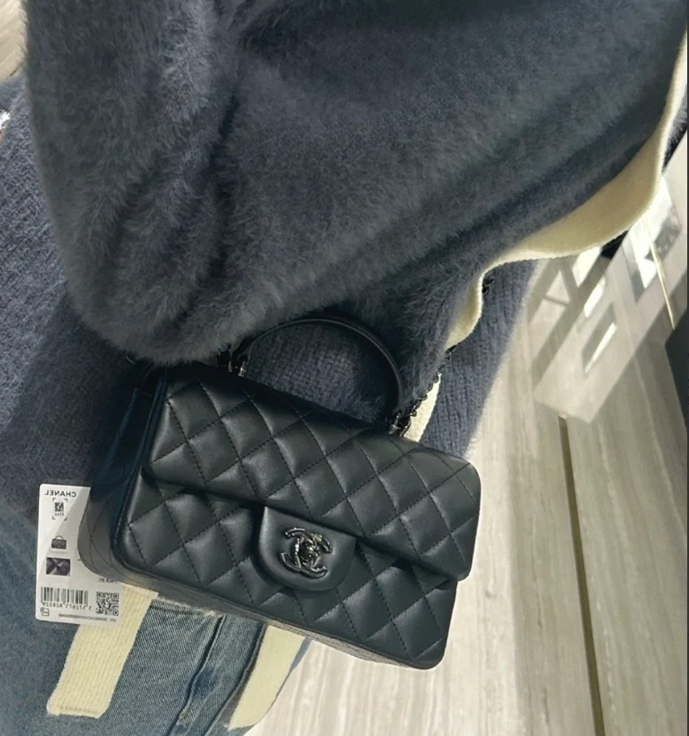 CHANEL《24A新作》シャネル ソーブラック ミニフラップバッグ